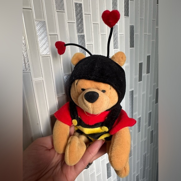 Walt Disney Winnie The Pooh Bear Valentine Bumble Bee Plush Toy - Picture 3 of 7